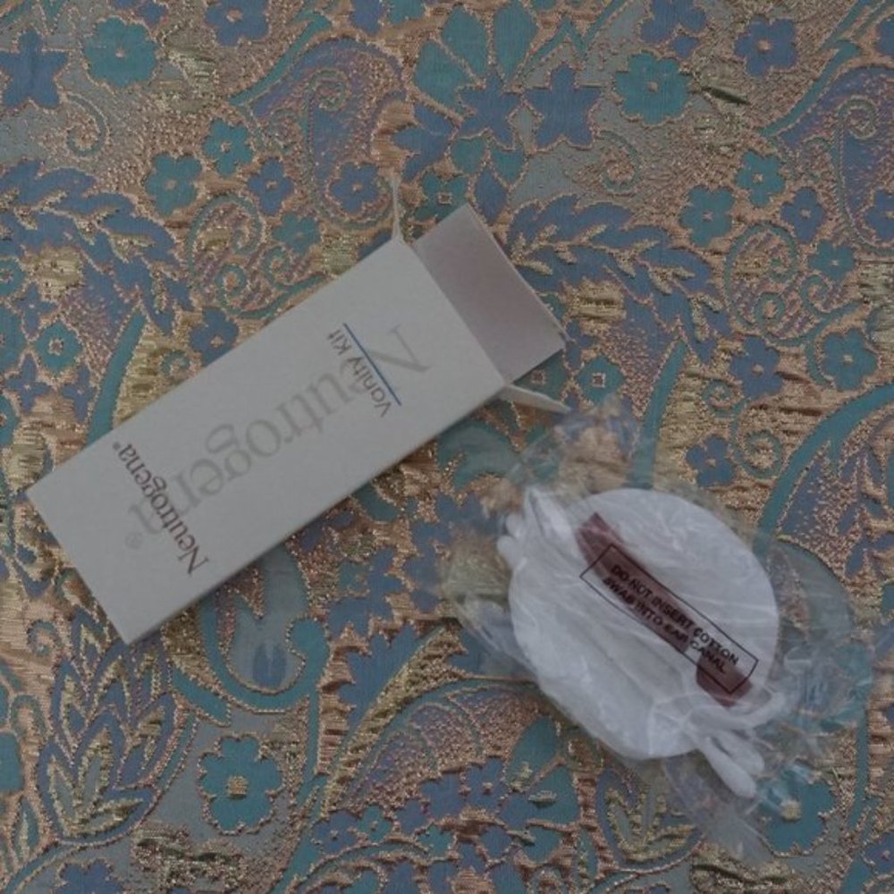Travel Vanity Kit - Picture 2 of 3